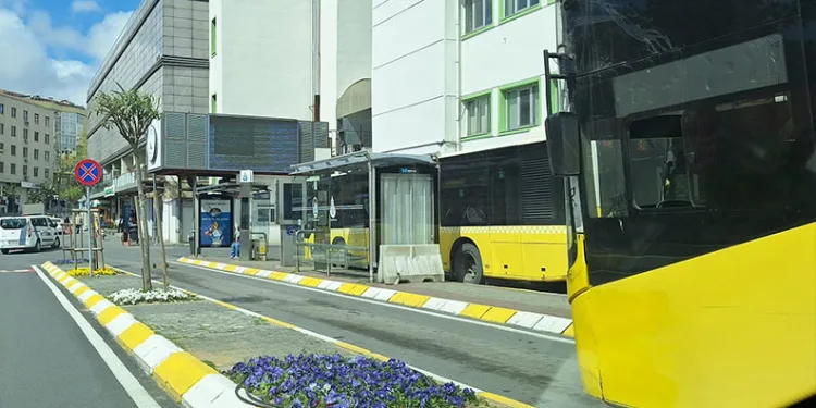 Gaz pedalı takılı kalan İETT otobüsü duraktaki otobüslere çarptı