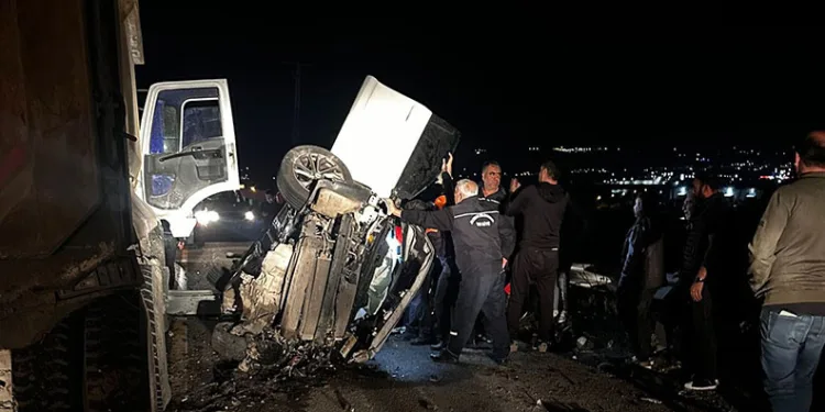 Hafriyat kamyonunun altına giren otomobil hurdaya döndü: 3 yaralı