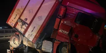 Başakşehir’de tır bariyerlere çarptı: 1 ölü