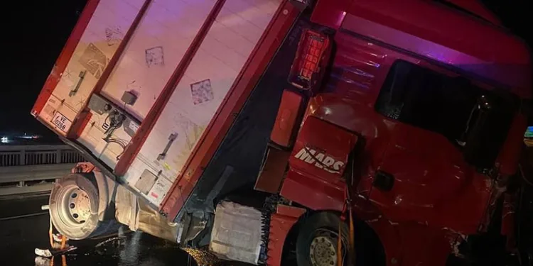 Başakşehir’de tır bariyerlere çarptı: 1 ölü