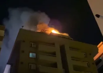 Bursa’da iş merkezinin çatısı alev alev yandı