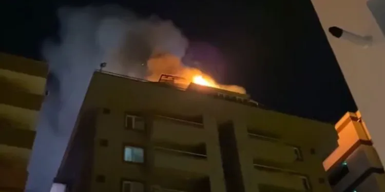Bursa’da iş merkezinin çatısı alev alev yandı