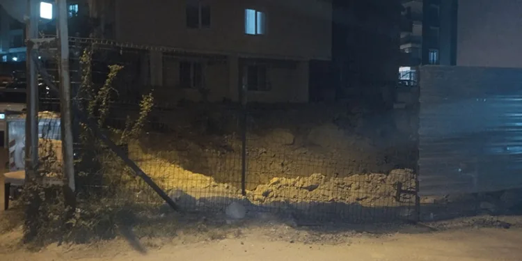 Çekmeköy’de temel kazısı sırasında istinat duvarı çöktü