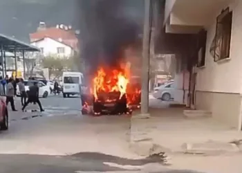 Bursa’da park halindeki otomobil alev alev yandı