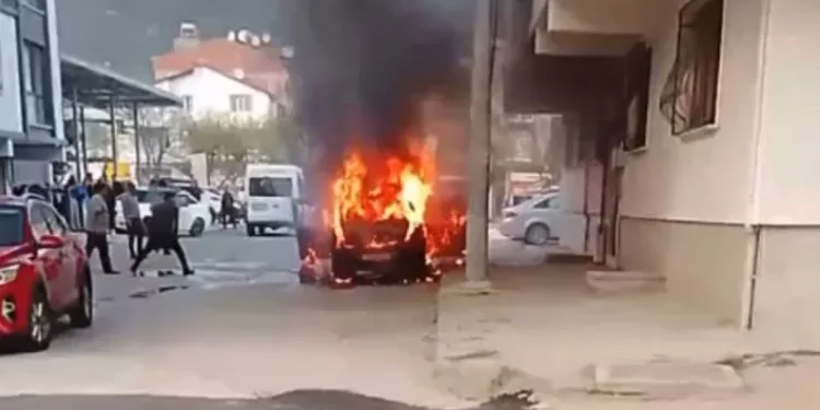 Bursa’da park halindeki otomobil alev alev yandı