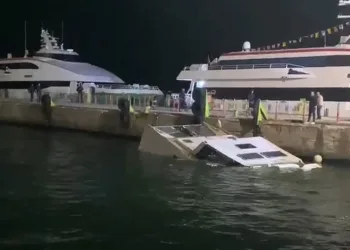 Bursa’da BUDO iskelesinin yanında tekne battı