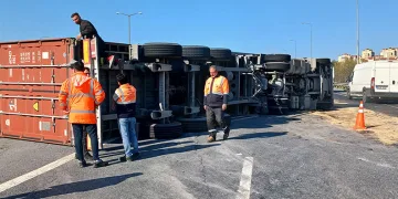 TEM bağlantı yolu Avcılar kavşağında tır devrildi: 1 yaralı