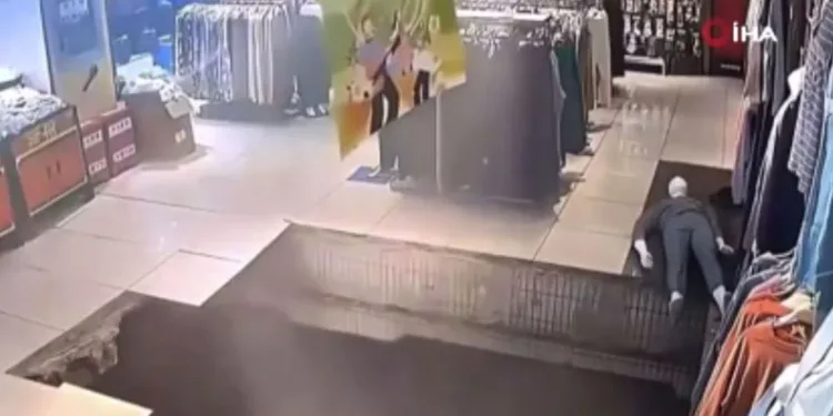 Çin’de AVM’nin zemini aniden çöktü: 2 yaralı