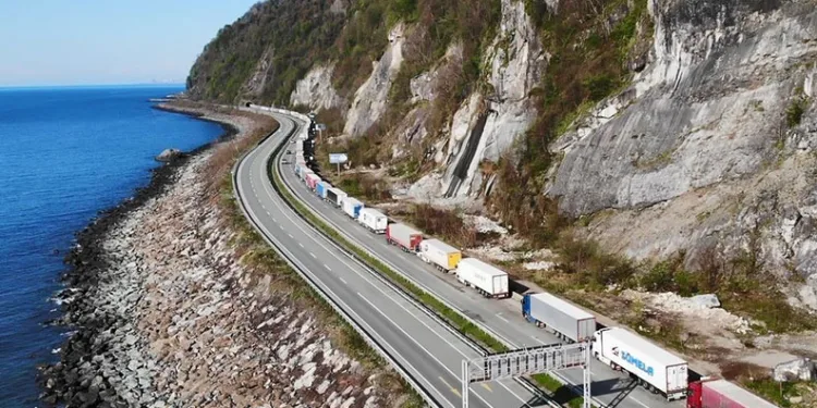 Sarp Sınır Kapısı’nda uzun tır kuyrukları oluşturdu