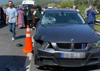 Bursa’da otomobil mezarlığa giden kadınlara çarptı