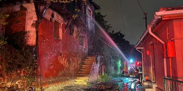 2 katlı metruk ev alev alev yandı