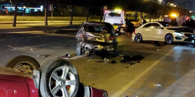 4 araçlı zincirleme trafik kazası: 5 yaralı