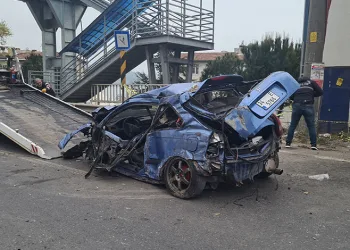 Otomobil trafo binasına çarptı: 1 ölü