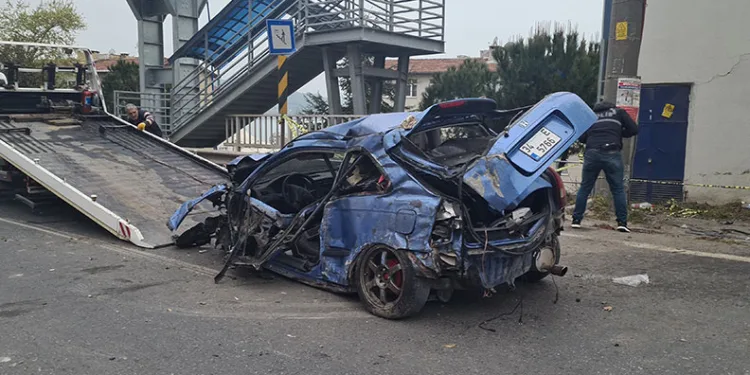 Otomobil trafo binasına çarptı: 1 ölü