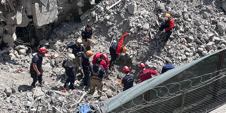 Başkentte bir kişi çöken istinat duvarının altında kaldı
