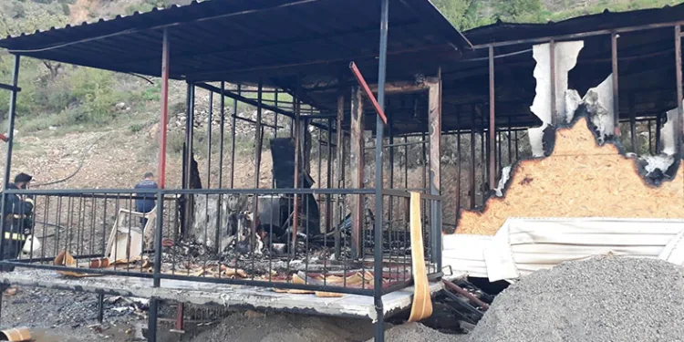 Yangın, müstakil evi kullanılamaz hale getirdi