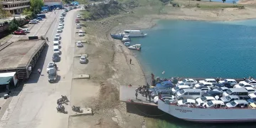 Elazığ-Pertek feribotlarında bayram yoğunluğu