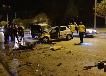 Otomobil yol süpürme aracına çarptı: 1 yaralı
