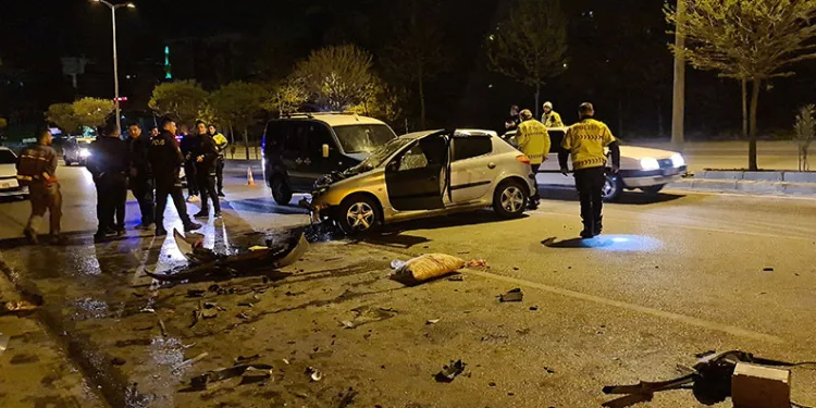 Otomobil yol süpürme aracına çarptı: 1 yaralı