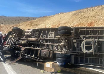 Kontrolden çıkan kamyon devrildi: 1 ölü, 1 yaralı