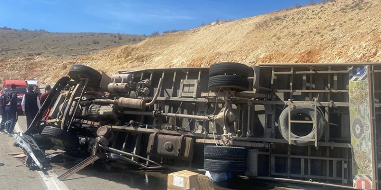 Kontrolden çıkan kamyon devrildi: 1 ölü, 1 yaralı