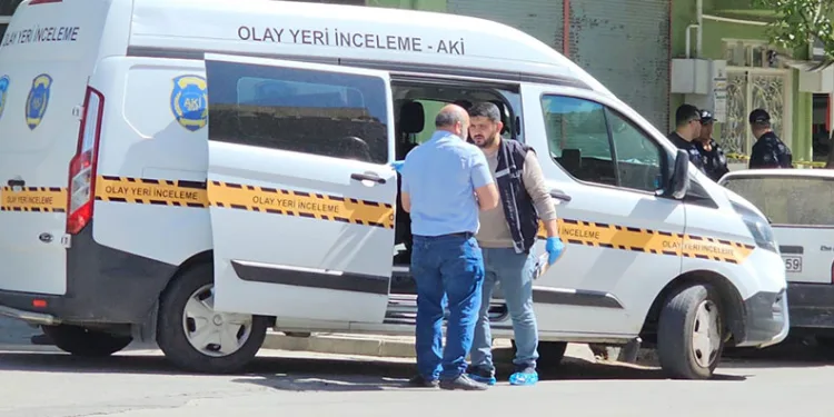 Anne ve oğlu evde ölü olarak bulundu