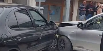 İki otomobil çarpıştı: 3 yaralı