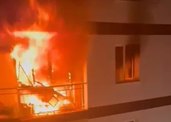 Apartman dairesi alevler içinde kaldı: 1 ölü, 3 yaralı