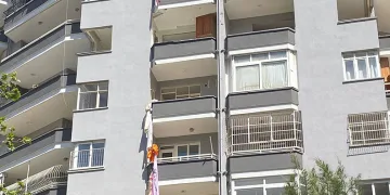 Adana’da hasarlı binaya giren hırsız hayatını kaybetti
