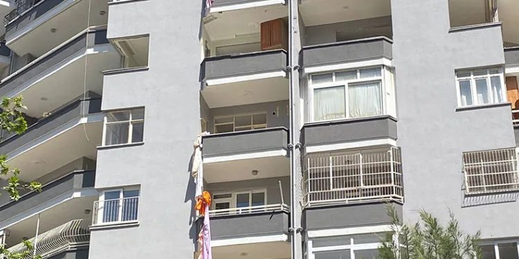 Adana’da hasarlı binaya giren hırsız hayatını kaybetti
