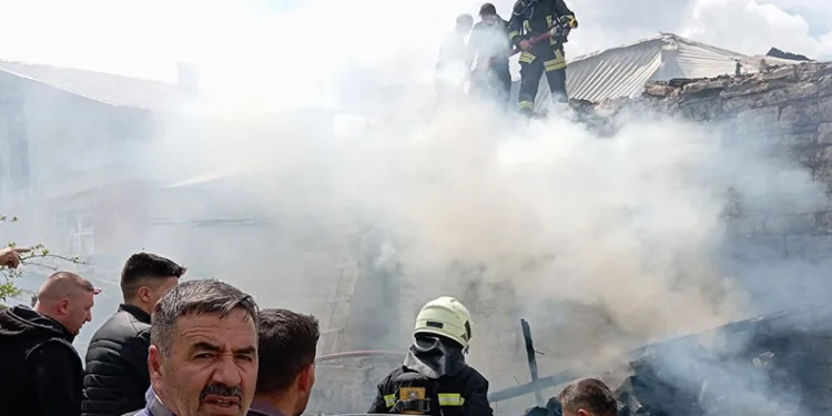 Beyşehir’de korkutan ev yangını