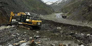 Sel felaketi köy yolunu ikiye ayırdı