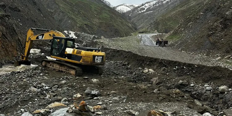 Sel felaketi köy yolunu ikiye ayırdı