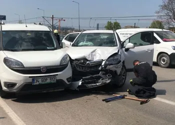 Bursa’da direksiyon başında bilincini kaybetti, 3 araca çarptı