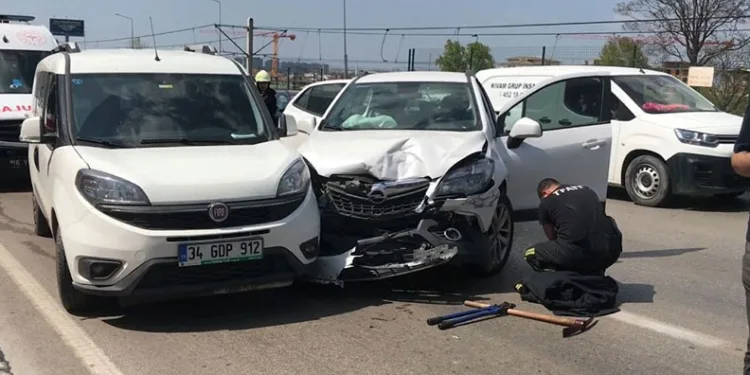 Bursa’da direksiyon başında bilincini kaybetti, 3 araca çarptı