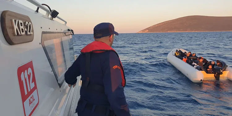 İzmir açıklarında 102 düzensiz göçmen yakalandı