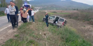 Otomobil ve hafif ticari araç çarpıştı: 8 yaralı