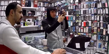 Müşteri gibi incelediği cep telefonunu çaldı