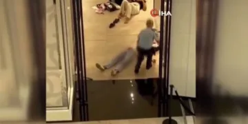 Alışveriş merkezinde bıçaklı saldırgan paniği