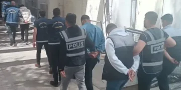 Bir kişinin öldüğü bıçaklı kavgada cinayet zanlısı 2 kardeş tutuklandı
