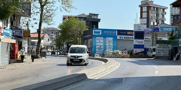 Virajı alamayan otomobil karşı şeride geçti