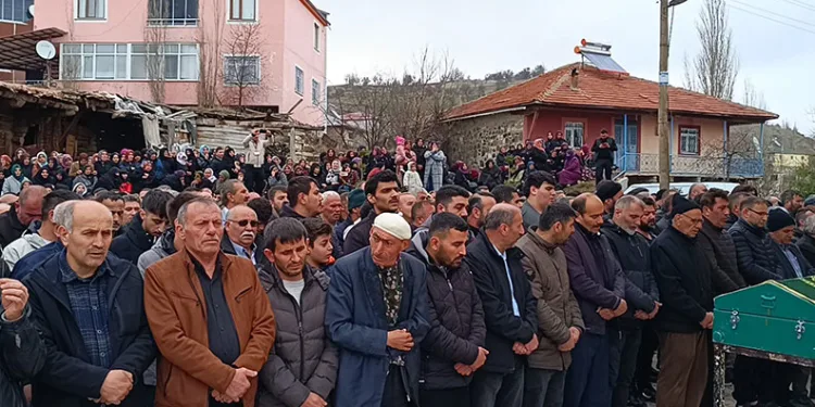 Aynı kazada ölen annesinin yanına defnedildi