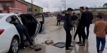 Su baskınında mahsur kalan araç vatandaşlar tarafından kurtarıldı