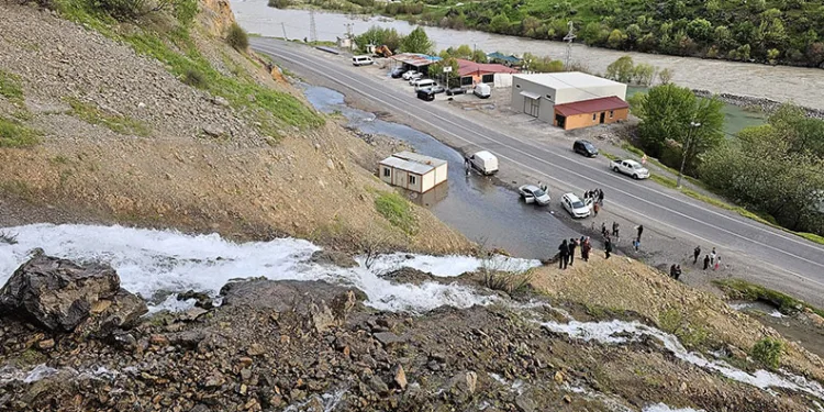 Çukurca’daki Beyaz Su Şelalesi ilgi odağı oldu