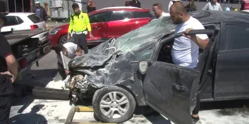 Servis aracı ile otomobil kafa kafaya çarpıştı