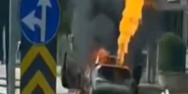 Seyir halindeki otomobil alev alev yandı
