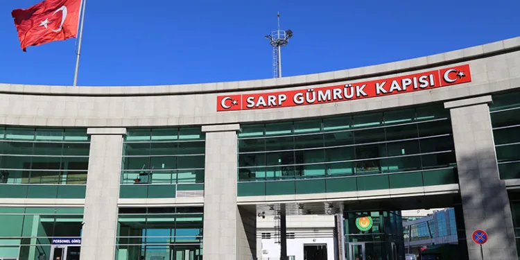 Sarp Sınır Kapısından bayram yoğunluğu