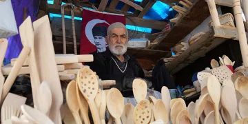 Şimşirden ürettiği kaşıklarla 68 yıldır geçimini sağlıyor