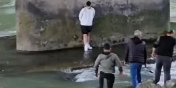Balık tutmak isterken canından oluyordu