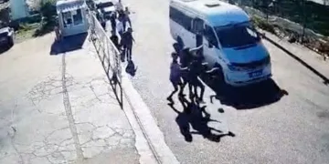Çarpıp kaçtı, dönüp direksiyonu yine kalabalığın üzerine sürdü